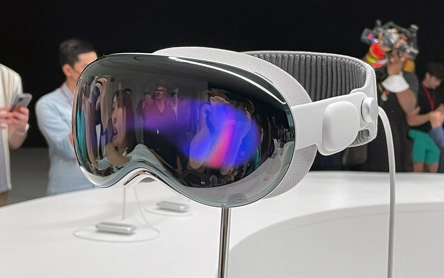 Article image for Apple Vision Pro & Smart Glasses Exec Reportedly Leaves for OpenAI Hardware Team