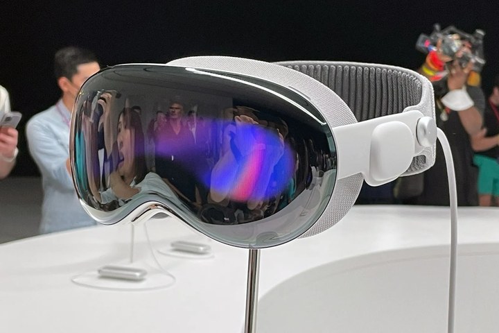 Article image for Apple Vision Pro & Smart Glasses Exec Reportedly Leaves for OpenAI Hardware Team